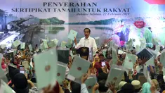 Presiden Joko Widodo atau Jokowi memberi sambutan saat membagian sertifikat tanah di Pasar Minggu, Jakarta, Jumat (22/2). Pemerintah membagikan 3.000 sertifikat tanah kepada warga. (Liputan6.com/Angga Yuniar)