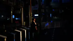 Seorang pengguna kereta tiba di stasiun Gare de Lyon Paris, Prancis, Selasa (7/2/2023). Parlemen Prancis telah mulai membahas dan memperdebatkan proposal reformasi pensiun yang tidak populer dari Presiden Emmanuel Macron terkait penundaan usia pensiun yang memicu pemogokan dan demonstrasi besar-besaran dalam beberapa pekan terakhir. (AP Photo/Christophe Ena)