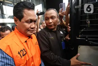 Bupati Muara Enim, Edison, berjalan meninggalkan gedung Merah Putih Komisi Pemberantasan Korupsi (KPK) usai menjalani pemeriksaan, Jakarta, Selasa (9/6/2026). (Liputan6.com/Helmi Fithriansyah)