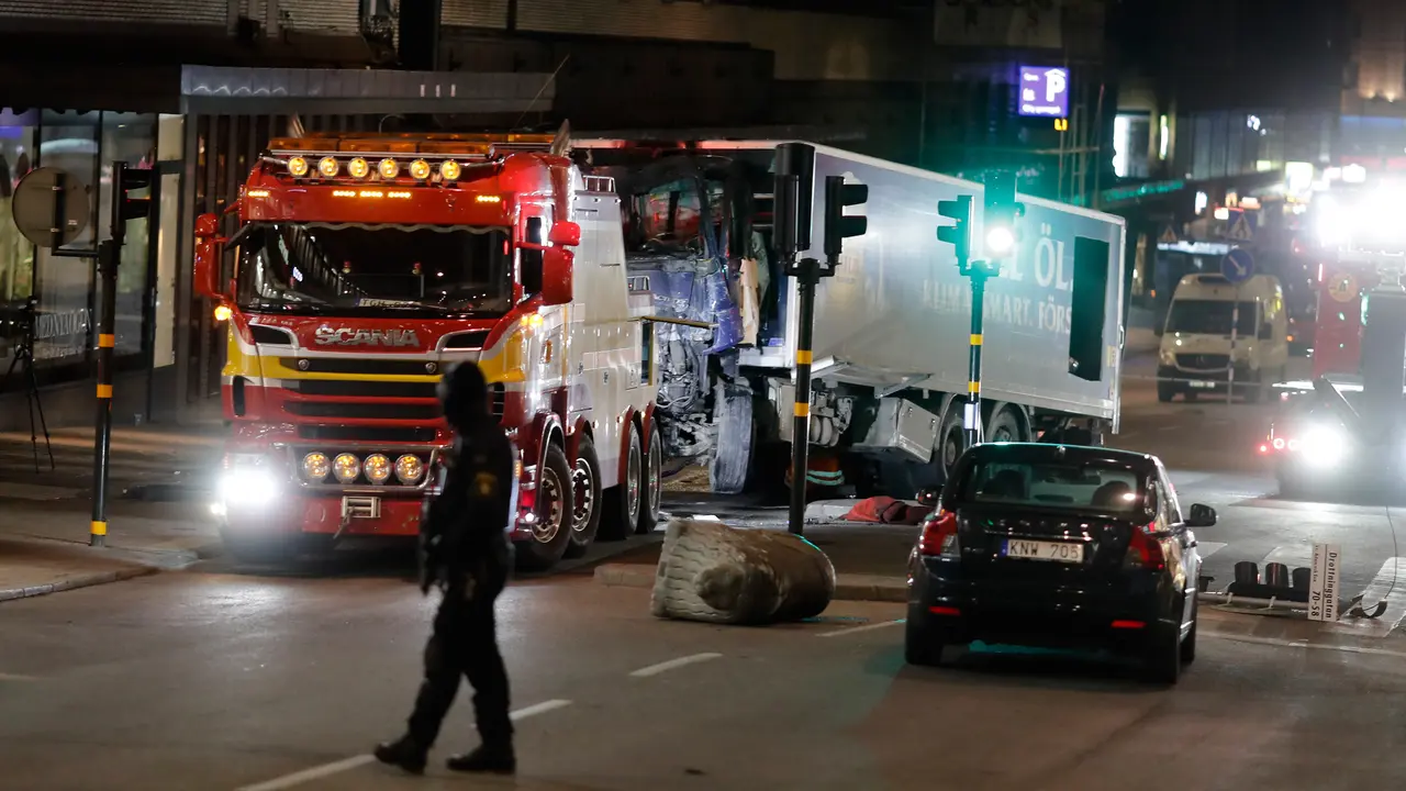 Truk Menabrak Kerumunan Orang di Stockholm, Empat Orang Tewas