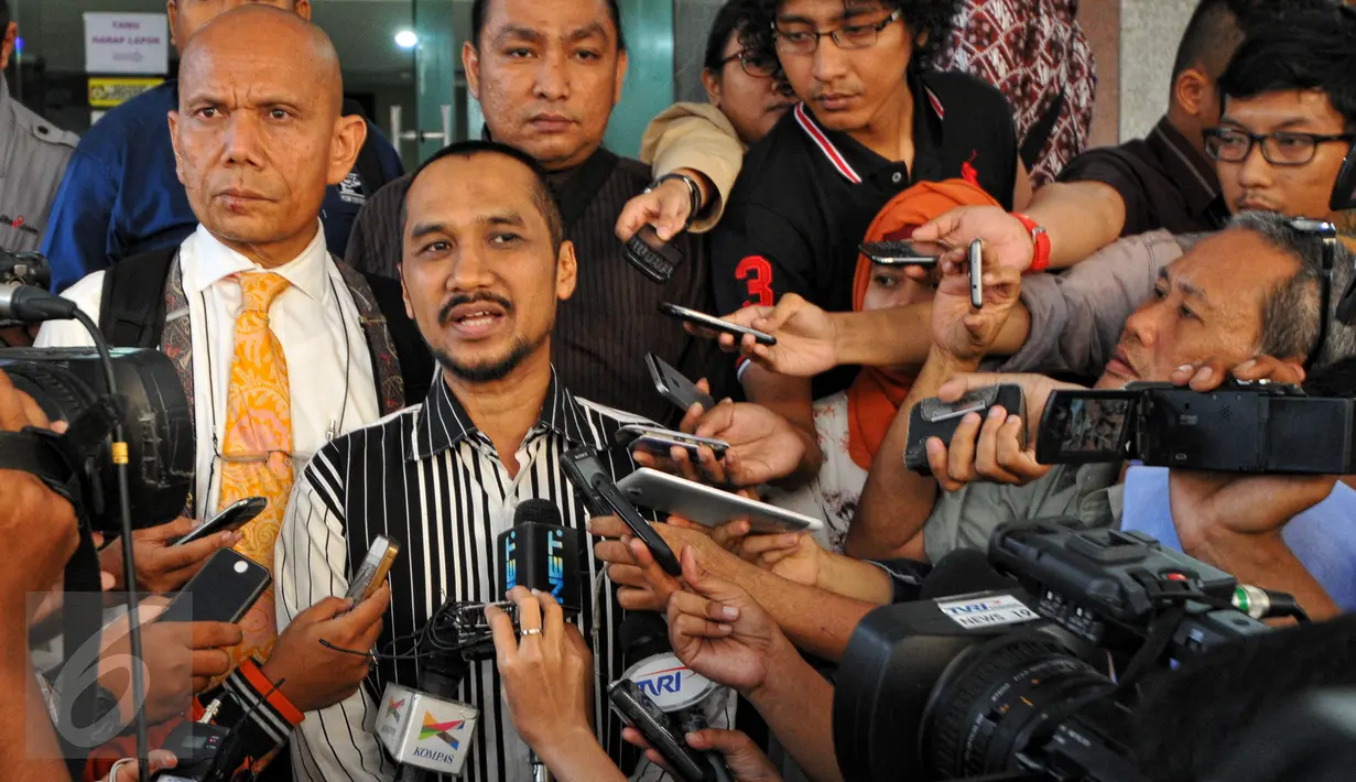 Abraham Samad memberikan keterangan pers usai menjalani pemeriksaan di Bareskrim Mabes Polri, Jakarta, Rabu (24/6/2015). Samad diperiksa selama 6 jam terkait dugaan penyalahgunaan wewenang selama menjabat sebagai ketua KPK. (Liputan6.com/Yoppy Renato)