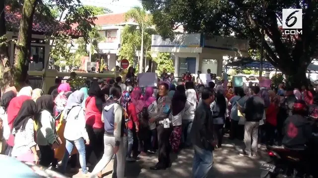 Kecewa dengan proses PPDB, puluhan orang tua murid dan siswa sekolah melakukan aksi unjuk rasa di Kantor Disdik Provinsi Jawa Barat. Mereka menuntut agar membenahi proses PPDB yang dinilai banyak kecurangan.