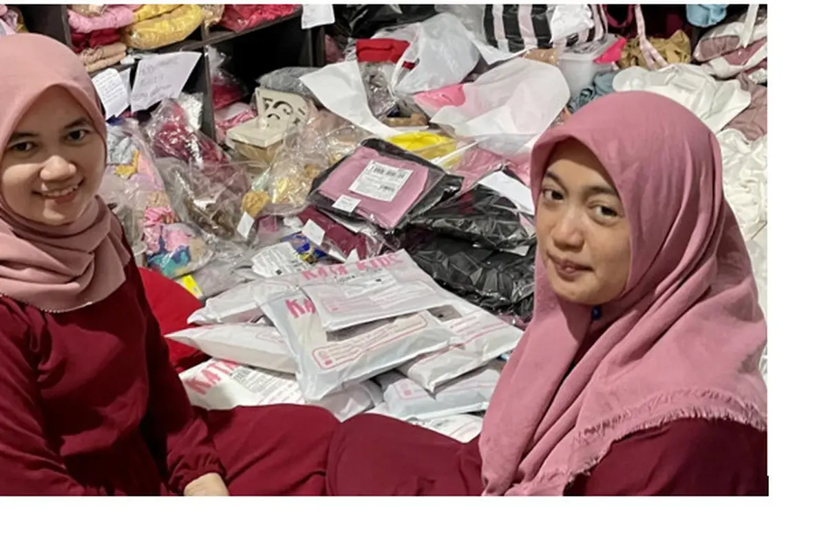Kakak beradik Hermawati Ika Selfiana dan Nita Apriyana yang berbisnis pakaian anak.