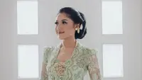 Erina juga memakai stagen motif jumputan warna coklat yang menghubungkan kebaya dan kain batik yang dikenakannya. @morden.co.
