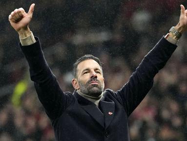 Pelatih interim Manchester United, Ruud van Nistelrooy merayakan kemenangan timnya atas Leicester City dalam laga lanjutan Liga Inggris 2024/2025 di Old Trafford, Manchester, Inggris, Minggu (10/11/2024). (AP Photo/Jon Super)