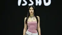 Potret Kayra Miendra Putri Mieke Amalia Debut di Runway Jakarta Fashion Week 2025