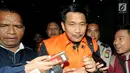 Anggota DPR dari Fraksi Golkar Bowo Sidik Pangarso (BSP) dikawal petugas usai menjalani pemeriksaan di Gedung KPK, Jakarta, Kamis (28/3). KPK menetapkan BSP dan dua tersangka terkait dugaan suap pelaksanaan kerja sama pengangkutan di bidang pelayaran angkut barang pupuk. (merdeka.com/Dwi  Narwoko)