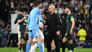 Kiper Real Madrid, Thibaut Courtois (kanan), dan manajer Manchester City, Pep Guardiola, bersalam setelah pertandingan di leg pertama babak 16 besar Liga Champions 2025/2026 di Stadion Santiago Bernabeu, Madrid, Kamis (12-3-2026) dini hari WIB. (Dok. UEFA)