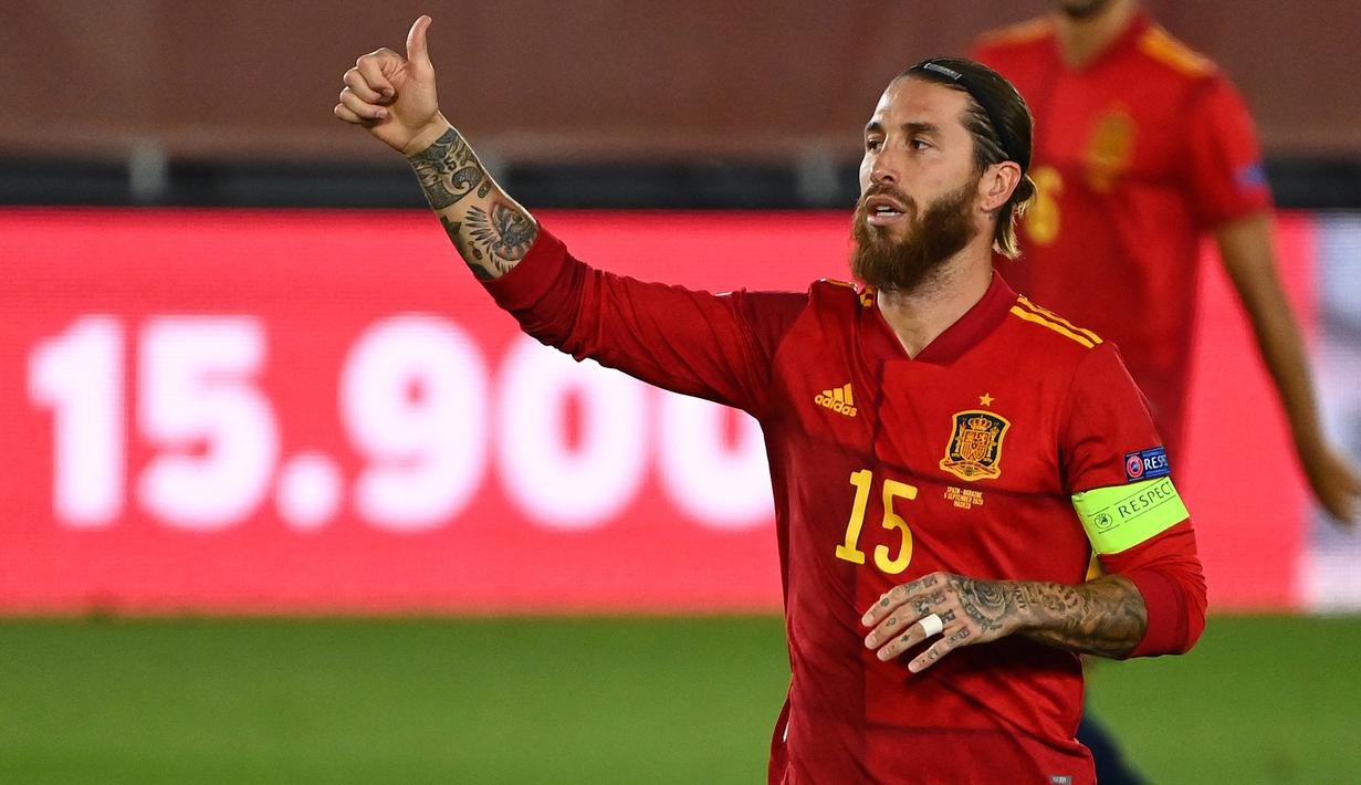 Sergio Ramos. Bek tengah Spanyol berusia 36 tahun yang kini memasuki musim kedua bersama PSG ini menjadi pemain dengan jumlah penampilan terbanyak bersama timnas dari seluruh skuad PSG musim 2022/2023. Hingga kini ia telah mengoleksi 180 caps bersama Timnas Spanyol dengan raihan 23 gol dan 8 assist sejak melakukan debut pada 26 Maret 2005. Sayang, ia kemungkinan akan absen di Piala Dunia 2022 Qatar usai tak mendapat tempat lagi dalam skuad asuhan Luis Enrique sejak April 2021. (AFP/Gabriel Bouys)