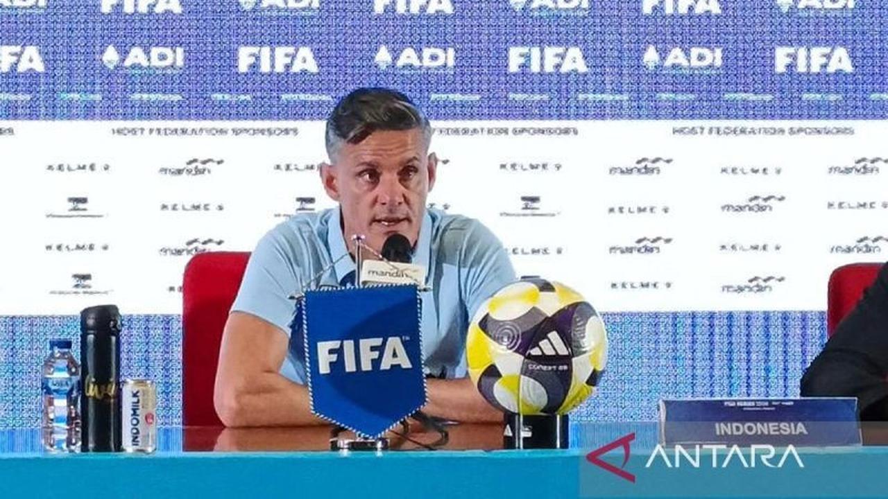John Herdman “Melokal” di Lombok, Pelatih Timnas Indonesia Asyik Main Bola Bareng Warga
