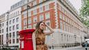 Berpose di tangga sebuah bangunan kota London, Luna Maya tampil chic memadukan sleeveless top dengan detail kantong warna caramel, dengan inner warna kulit, celana kulot hitam, dan sneakers putih. (Instagram/lunamaya).