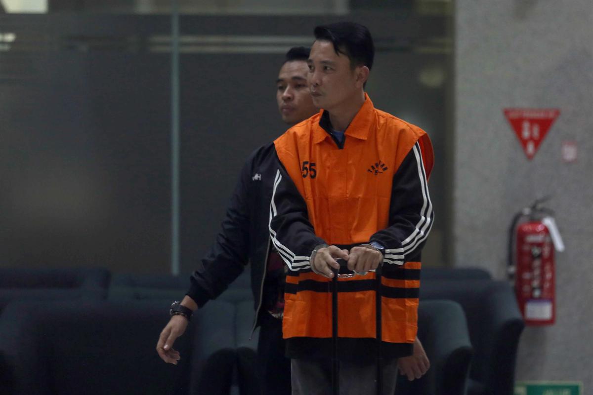 FOTO: KPK Tahan Bupati Rejang Lebong Usai Terjaring OTT