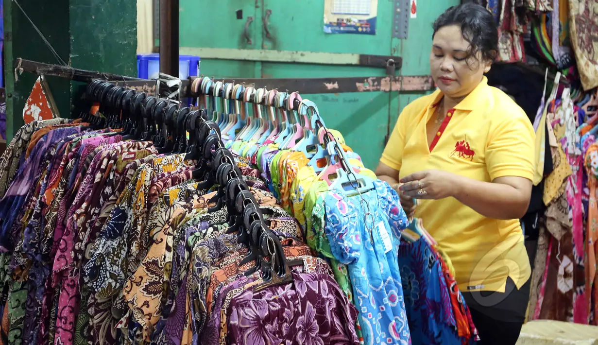 Seorang pedagang merapikan dagangan batiknya di Pasar Beringharjo, Yogyakarta, Minggu (19/4/2015). Pasar di kawasan Malioboro itu merupakan salah satu pusat penjualan batik yang murah meriah. (Liputan6.com/Helmi Afandi)