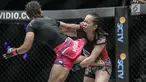 Petarung putri Indonesia, Priscilla Hertati Lumban Gaol (kiri) melakukan tendangan ke petarung putri Malaysia, Audreylaura Boniface (kanan) saat berlaga pada partai pertama One Championship di Jakarta, Sabtu (20/1). (Liputan6.com/Faizal Fanani)