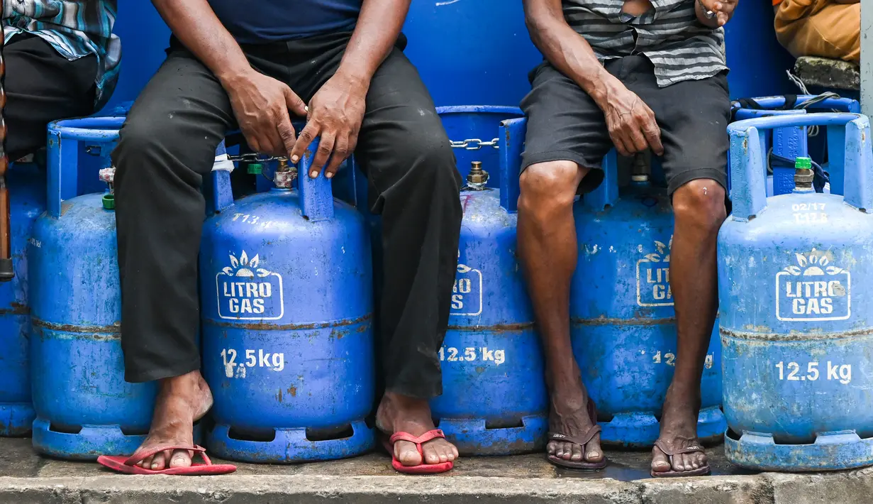<p>Warga mengantre untuk membeli gas LPG di sebuah depo penjualan di tengah krisis ekonomi yang melanda di Kota Kolombo, Sri Lanka, Senin (23/5/2022). Akibat kelangkaan bahan bakar, antrean panjang mengular di depan depo penjualan di jalanan Kolombo pada pekan ini. (AFP/ISHARA S. KODIKA)</p>