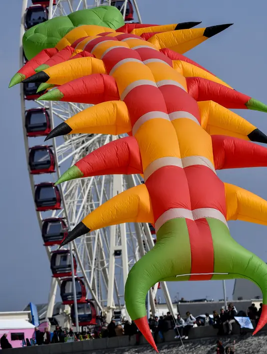 Orang-orang menerbangkan layang-layang selama Festival Layang-Layang Internasional ke-33 di Berck-sur-Mer, Prancis utara, Sabtu (6/4/2019). Festival Layang-Layang Internasional ini diselenggarakan setiap bulan April dan berlangsung selama 10 hari.  (Photo by Philippe HUGUEN / AFP)