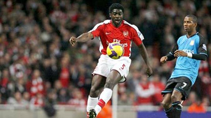 Kolo Toure ketika bermain untuk Arsenal. Dia sempat membela Manchester City dan Liverpool. (AFP PHOTO/Glyn Kirk)