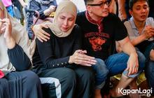 Potret Deswita Maharani Antar Mendiang Sang Ayah ke Tempat Peristirahatan Terakhir, Ungkap Penyakit yang Diidap Almarhum