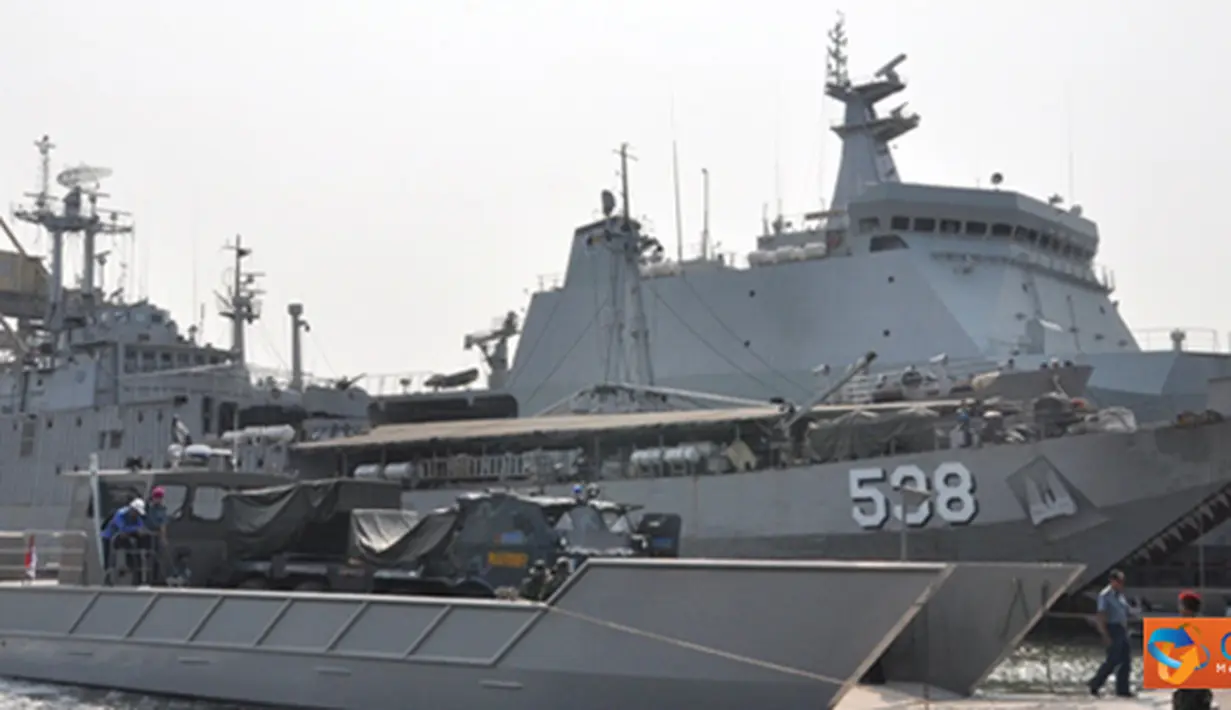 Citizen6, Jakarta: Sebuah LCU 24 M, yang dipergunakan untuk mengangkut kendaraan tempur Marinir RM 70 Grad, melakukan uji coba di beaching plate, Kolinlamil Tanjung Priok, Jakarta, Kamis (12/07). (Pengirim: Kadispen Kolinlamil).