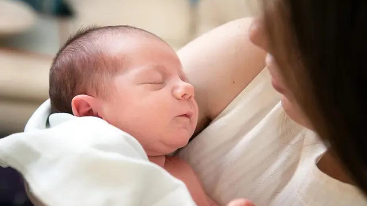 Zaskia Sungkar Menyusui Anak Adopsinya Meski Tanpa Hamil dengan Program Induksi Laktasi, Apa Itu?