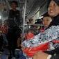 Suasana di dalam Bus Sekolah yang menggantikan Metro Mini di Terminal Senen, Jakarta, Senin (21/12/2015). Metro Mini melakukan aksi mogok karena takut terkena razia Dishub. (Liputan6.com/Gempur M Surya)