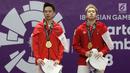 Ganda putra Indonesia, Kevin Sanjaya S/Marcus F Gideon di podium kemenangan usai menumbangkan Fajar Alfian/M Rian Ardianto di Final Bulutangkis Asian Games 2018 di Istora GBK, Jakarta, Selasa (28/8). (Liputan6.com/Helmi Fithriansyah)