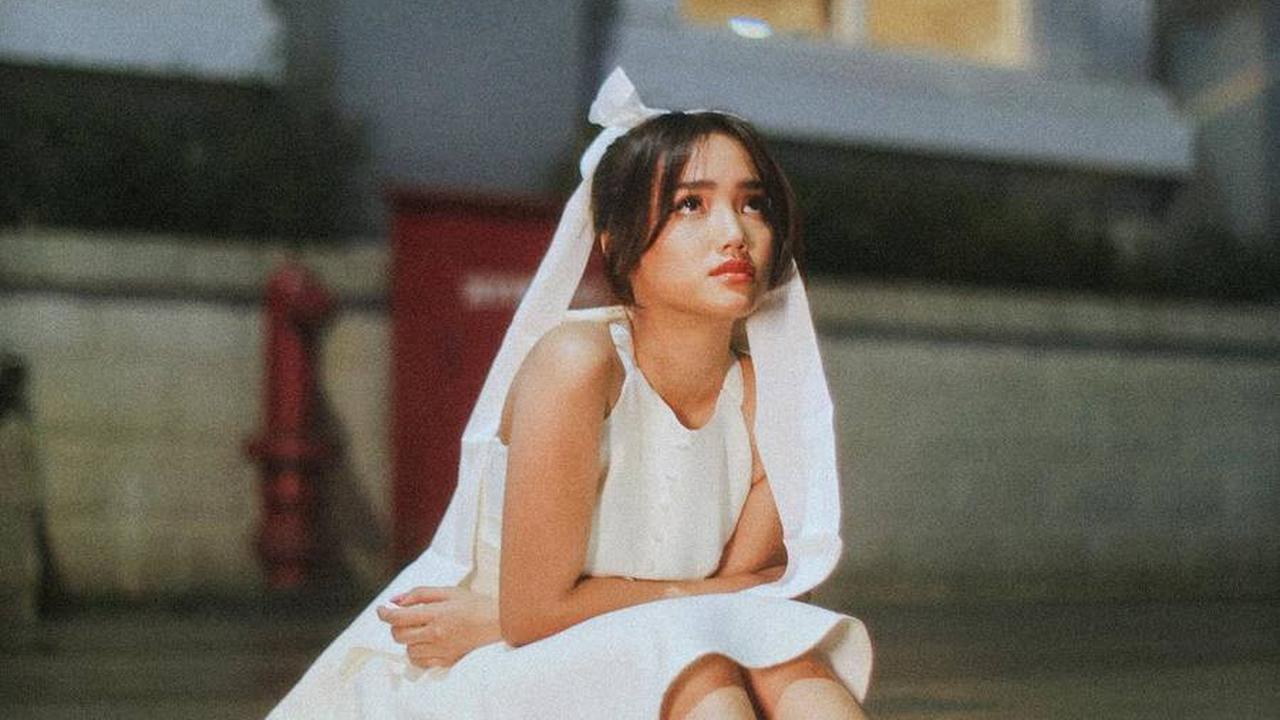 Tampil Dengan Outfit Serba Putih