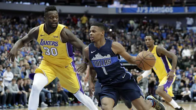 Julius Randle mengawal Dennis Smith Jr
