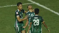 Striker PSMS Medan, Frets Butuan, melakukan selebrasi usai mencetak gol ke gawang Martapura FC pada laga Liga 2 di Stadion Patriot, Bekasi, Senin (13/11/2017). PSMS Medan menang 2-1 atas Martapura FC. (Bola.com/ M Iqbal Ichsan)