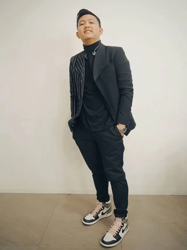 7 Gaya Denny Caknan Tampil Keren dengan Jas Ini Makin Curi Perhatian