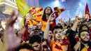 Suporter Galatasaray merayakan kemenangan timnya meraih gelar Liga Turki usai pertandingan melawan Istanbul Basaksehir di Turk Telekom Arena di Istanbul (19/5/2019). Galatasaray memastikan gelar liga Turki ke-22 usai mengalahkan Istanbul Basaksehir 2-1. (AFP Photo/Yasin Akgul)