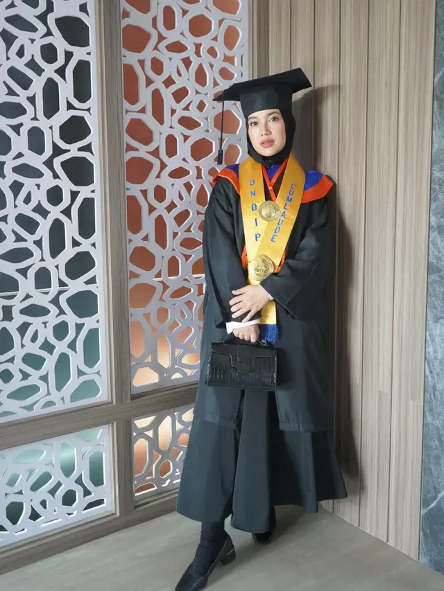 Kuliah Satu Kelas, Ini 7 Potret Chacha Frederica dan Suami Wisuda S2 Bareng