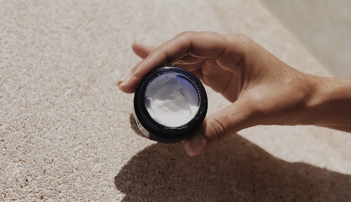 Asam glikolat ini banyak digunakan sebagai bahan untuk peremajaan kulit dengan mengurangi munculnya keriput, garis-garis halus, flek hitam, dan noda bekas jerawat. Juga dapat merangsang regenerasi sel-sel baru dan kolagen yang berfungsi untuk menjaga elastisitas kulit. (Unsplash Mathilde)