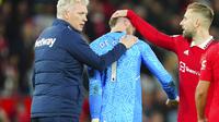 Manajer West Ham David Moyes&nbsp;(kiri) memberi selamat kepada kiper Manchester United David de Gea pada akhir pertandingan sepak bola Liga Inggris di stadion Old Trafford di Manchester, Inggris, Minggu, 30 Oktober 2022. (AP Photo/Jon Super)
