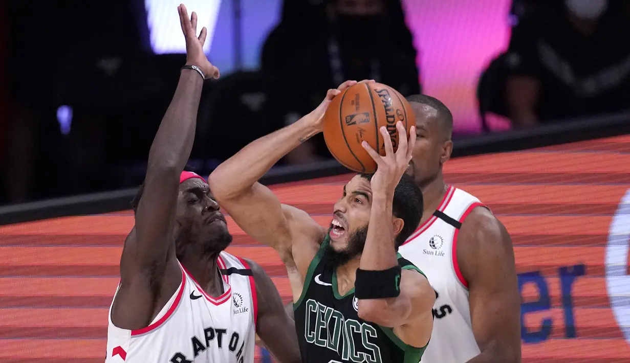 Pebasket Boston Celtics, Jayson Tatum, berusaha mencetak poin saat menghadapi Toronto Raptors pada semifinal playoff NBA wilayah timur di AdventHealth Arena, Sabtu (12/9/2020). Boston Celtics menang 92-87 atas Toronto Raptors.  (AP Photo/Mark J. Terrill)