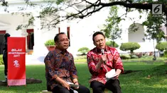 Badan Ekonomi Kreatif (Bekraf) Triawan Munaf (kanan) memberi keterangan kepada awak media di taman Istana, Jakarta, Jumat (28/7). Dalam keterangan tersebut menjelaskan tentang bulan kemerdekan 2017. (Liputan6.com/Angga Yuniar)