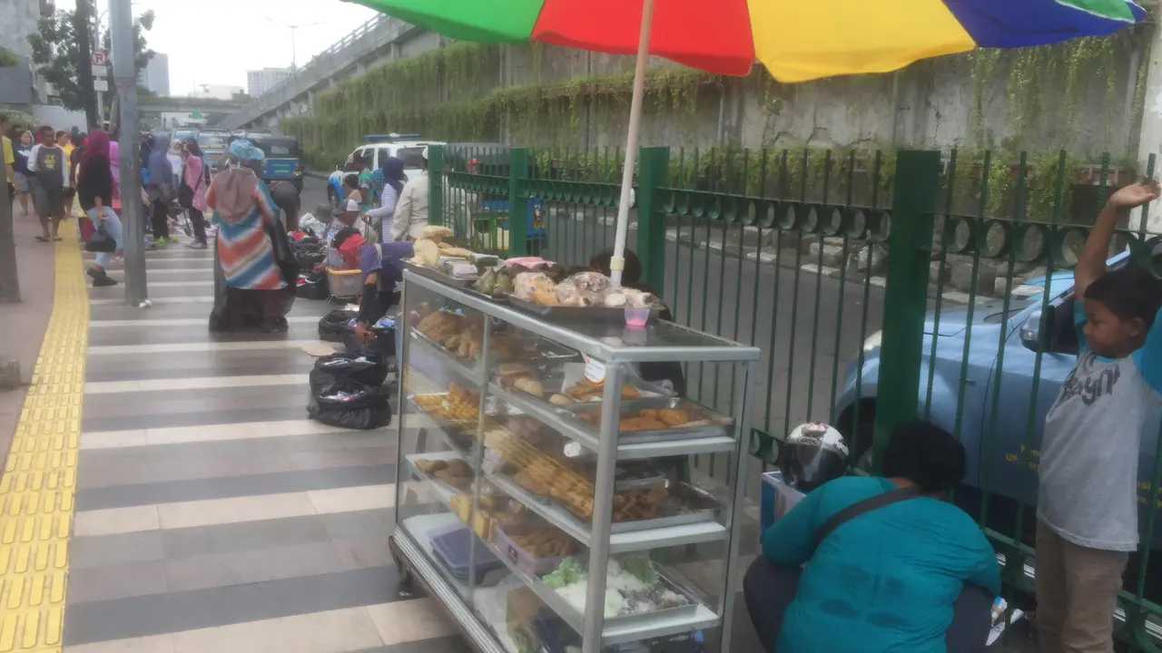 PKL menempati trotoar di Tanah Abang