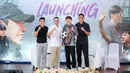 Pelatih Timnas Indonesia, Shin Tae-yong (tengah kanan) berfoto bersama dengan Raffi Ahmad (tengah kiri), Witan Sulaeman (kiri) dan Rizki Ridho saat acara peluncuran STY Foundation yang berlangsung di Rans Office, Serpong, Tangerang Selatan, Senin (04/11/2024). (Bola.com/Bagaskara Lazuardi)