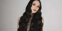 Dalam balutan gaun hitam nan elegan, Alyssa menghadirkan sisi feminin yang misterius, seakan membawa kita pada dunia fantasi bawah laut dengan sentuhan gelap yang memikat. [@almaarijvaniav].
