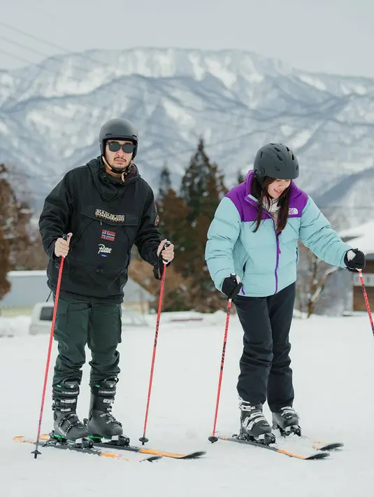 Banyak selebriti yang mengunjungi Jepang beberapa waktu belakangan ini. Salah satu yang banyak dikunjungi di Negeri Sakura tersebut adalah spot untuk bermain salju, seperti untuk ski. Syahnaz dan Jeje pun tidak ketinggalan untuk bermain ski di Hakuba. (Liputan6.com/IG/@syahnazs)