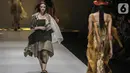 Model berjalan di catwalk Jakarta Fashion Week 2020 di Jakarta, Kamis (22/10/2019). Pekan mode terbesar se-Asia tenggara ini merupakan Gelaran tahunan ke-12 dan menampilkan lebih dari 270 label dan desainer baik dari dalam negeri dan luar negeri. (Liputan6.com/Johan Tallo)