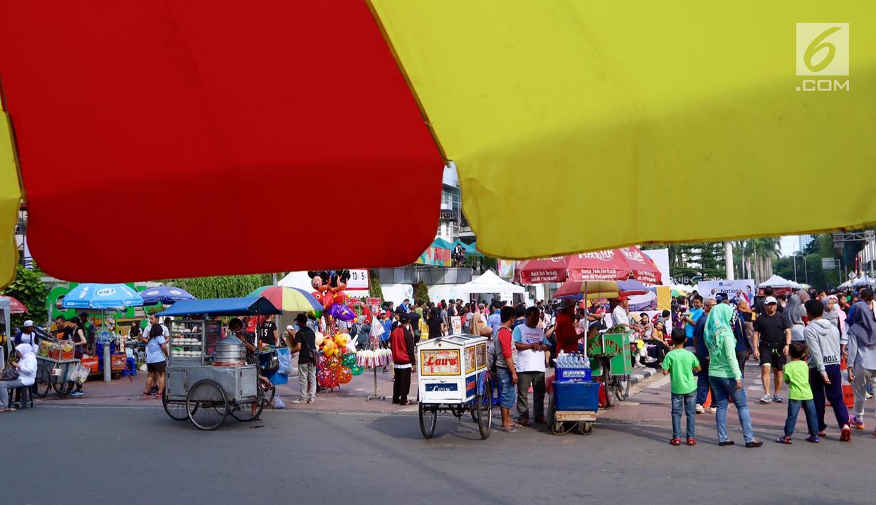 Pedagang kaki lima (PKL) tumpah ruah saat Car Free Day di kawasan Senayan, Jakarta, Minggu (8/10). Sebagian dari mereka menjajakan dagangannya di pendestrian hingga ke tengah jalan. (Liputan6.com/Fery Pradolo)