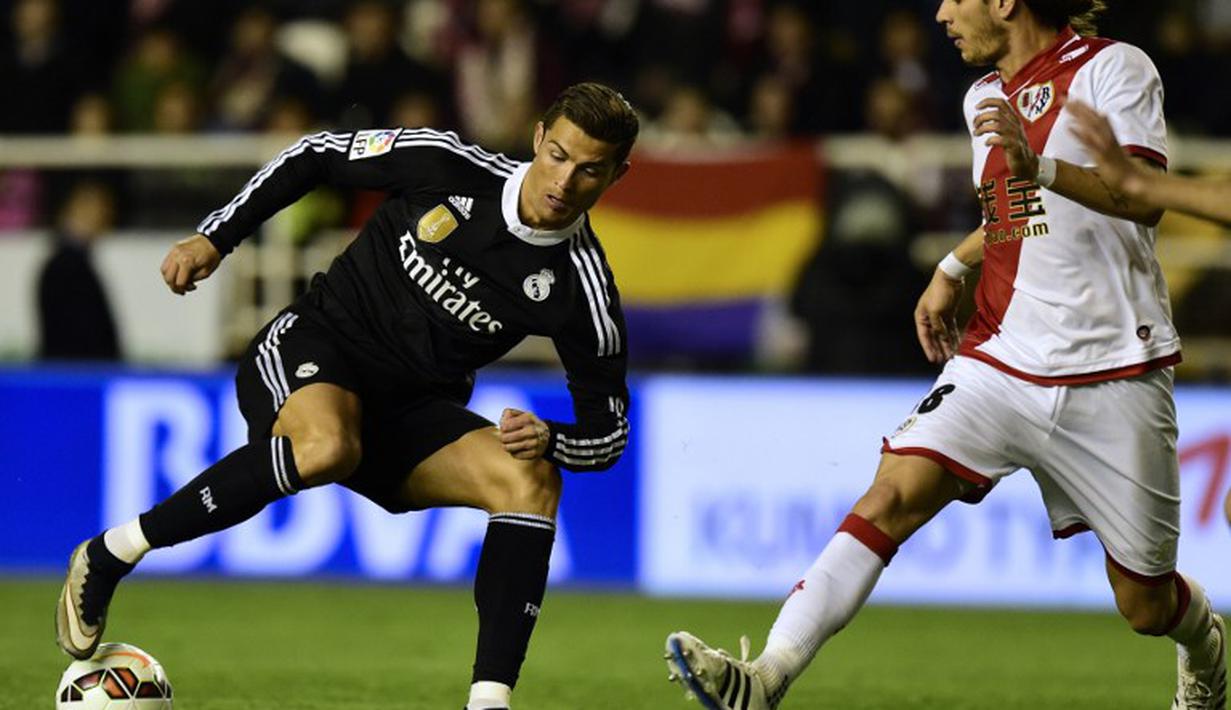 Ronaldo berhadapan dengan bek Rayo Vallecano, Ze Castro (AFP)