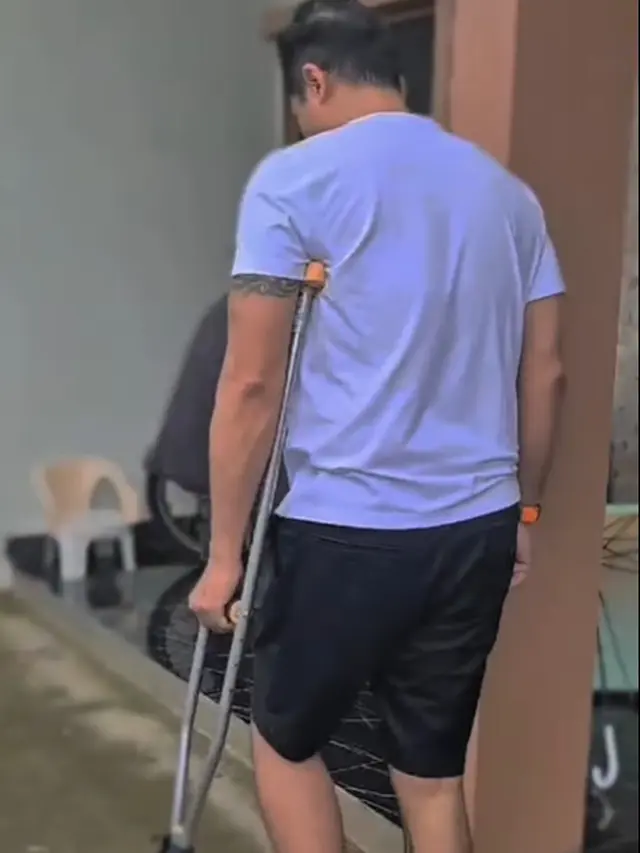 6 Potret Adjie Pangestu Belajar Jalan Usai Alami Cedera Tendon Achilles, Semangat Sembuh