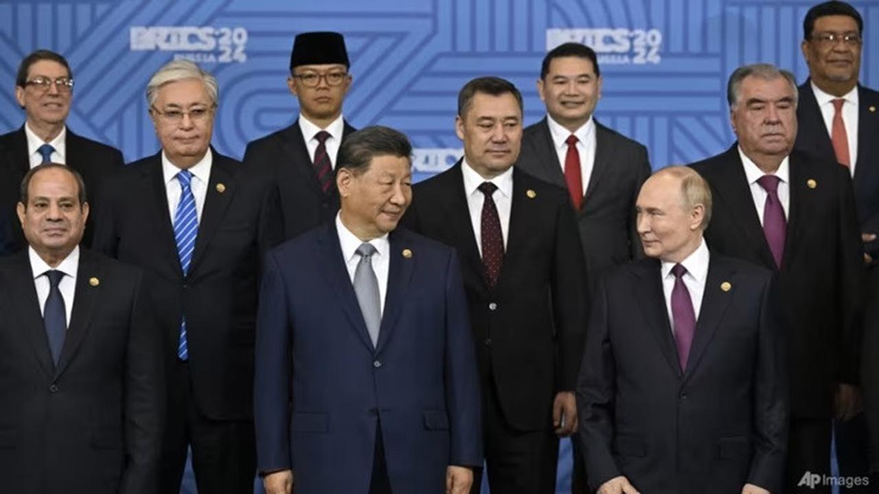 Presiden Rusia Vladimir Putin, Presiden China Xi Jinping, Menteri Luar Negeri Republik Indonesia Sugiono dan sejumlah pemimpin negara/utusan khusus berpose saat menghadiri KTT BRICS di Kazan, Rusia, Kamis, (24/10/2024).