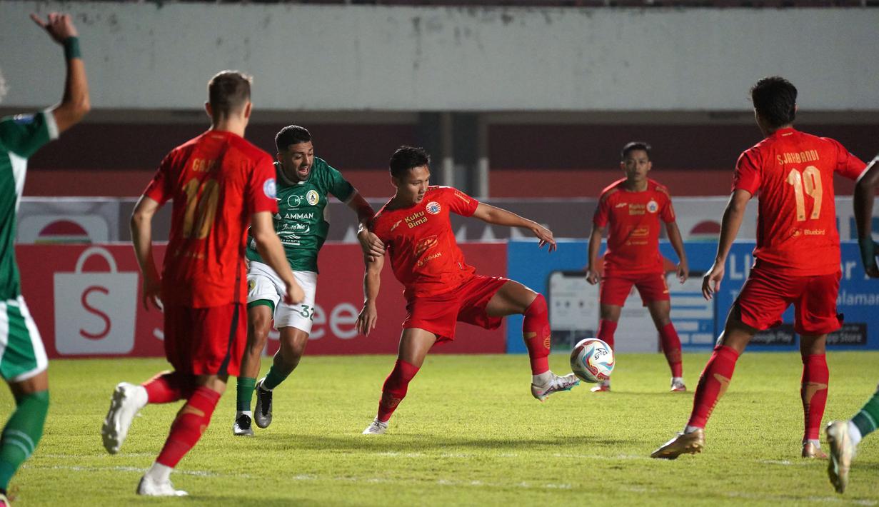 PSS Sleman mencoba sekuat tenaga untuk membalas pada babak kedua. Tim berjulukan Elang Jawa itu menyerang total pertahanan Persija. (Dok. Persija Jakarta)