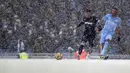 Gelandang Manchester City, Riyad Mahrez mengumpan bola dari kawalan pemain West Ham United, Aaron Cresswell pada pertandingan Liga Inggris di stadion Etihad, Inggris, Minggu (28/11/2021). Hasil Ini membawa Manchester City salip Liverpool di posisi dua klasemen Liga Inggris. (AP Photo/Scott Heppell)
