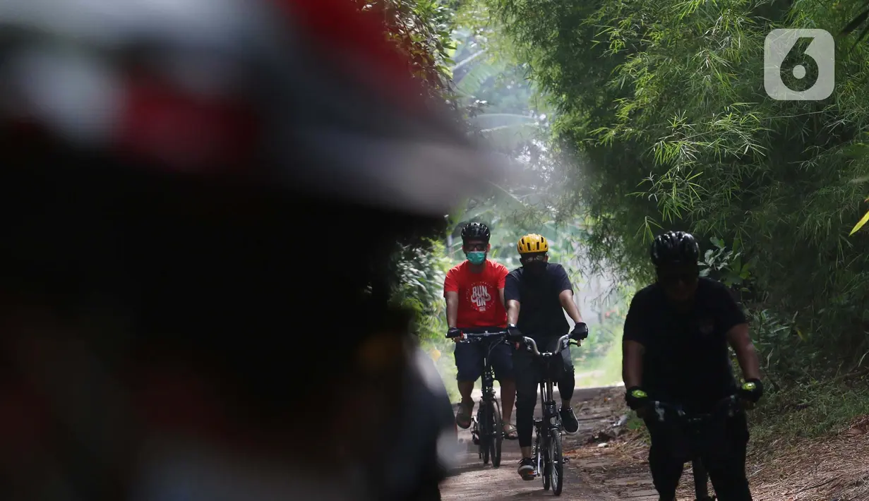 Warga bersepeda di perkampungan di Parigi, Tangerang Selatan, Minggu (24/10/2021). Beresepeda memasukin perkampungan dengan nuansa alam banyak di manfaatkan masyarakat untuk mencari suasana yang asri dan jauh dari keramaian kota. (Liputan6.com/Angga Yuniar)