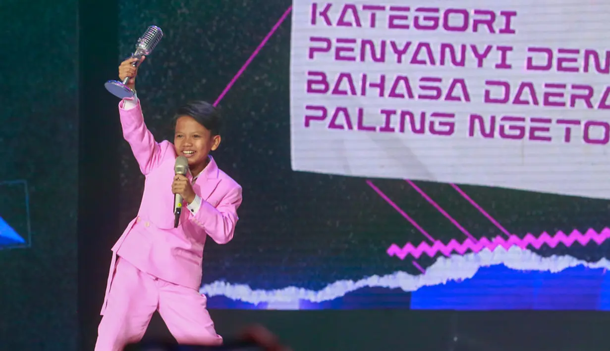 Ekspresi Farel Prayoga saat menerima penghargaan untuk kategori Penyanyi dengan Bahasa Daerah Paling Ngetop. Dalam katergori tersebut, Farel berhasil unggul dari nama-nama besar lainnya, ada Denny Caknan, Happy Asmara, Via Vallen dan Guyon Maton. [Foto: Muhammad Akrom Sukarya/© KapanLagi.com]