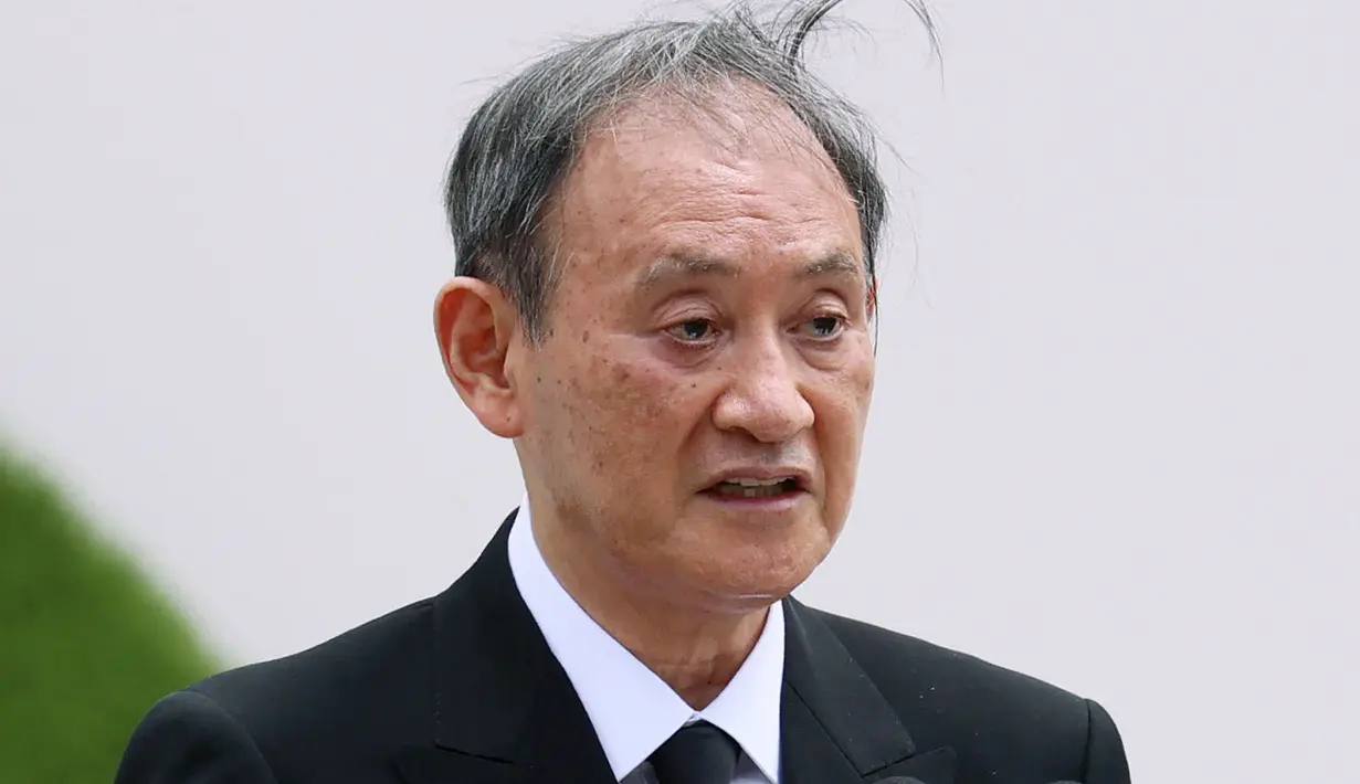 Perdana Menteri Jepang Yoshihide Suga menyampaikan pidato selama upacara di Nagasaki Peace Park di Nagasaki, Jepang selatan, Senin (9/8/2021). Kota Nagasaki di Jepang pada hari Senin menandai peringatan ke-76 bom atom AS. (Kyodo News via AP)